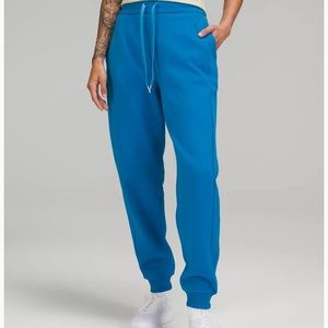 Lululemon Scuba High Rise Jogger size 4. IN HEATHER GREY